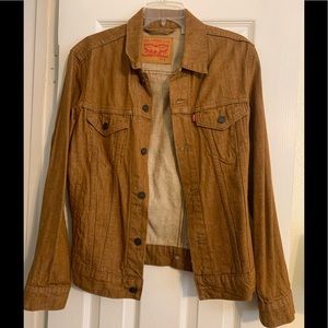 Men Levi’s denim jacket